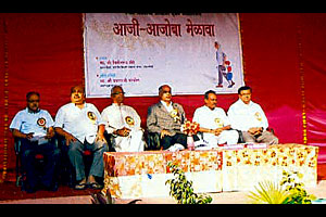 ‘नातवंडांना सांघिक जीवनाची सवय लावण्याचे काम आजी-आजोबांचे’
