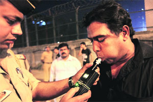 दारू पिऊन गाडय़ा चालविणा-या केवळ पाच जणांना पकडले… दारू पिऊन गाडय़ा चालविणा-या केवळ पाच जणांना पकडले…