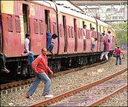 पुणे- लोणावळा लोकलची माहिती आता मोबाईलवर