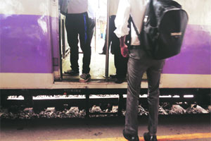 कुर्ला स्थानकात तरुणाने पाय गमावले