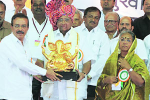 मुलांच्या शिक्षणासाठी प्रसंगी शेतकऱ्यांनी खस्ता खाव्यात मुलांच्या शिक्षणासाठी प्रसंगी शेतकऱ्यांनी खस्ता खाव्यात