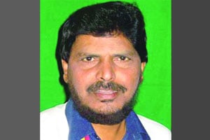 टोलऐवजी एकदाच कर घ्या टोलऐवजी एकदाच कर घ्या