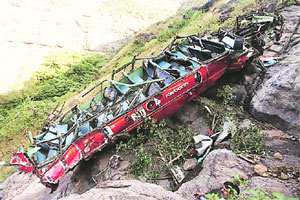 मृतांच्या कुटुंबीयांना तीन लाख रुपयांची मदत