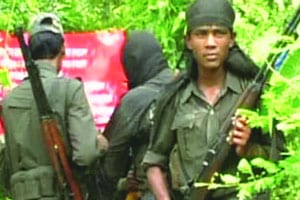 वनाधिकारी, कर्मचाऱ्यांकडून नक्षलवाद्यांना रसद वनाधिकारी, कर्मचाऱ्यांकडून नक्षलवाद्यांना रसद