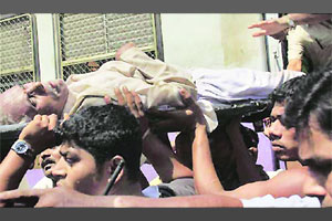 ‘चमको’ खासदारांचे प्रवाशांकडे दुर्लक्ष ‘चमको’ खासदारांचे प्रवाशांकडे दुर्लक्ष