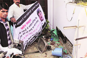 ‘आप’च्या कार्यालयावर दिल्लीत हल्ला