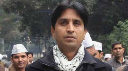 अमेठीत कुमार विश्वास यांच्या गाडीवर दगडफेक