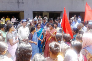 हंजरला दरवाढीची बक्षिशी; पालिका कर्मचाऱ्यांना शिक्षा हंजरला दरवाढीची बक्षिशी; पालिका कर्मचाऱ्यांना शिक्षा
