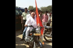 राष्ट्रवादीकडून डॉ. पद्मसिंह पाटील; प्रचाराची बुलेटफेरीही पूर्ण राष्ट्रवादीकडून डॉ. पद्मसिंह पाटील; प्रचाराची बुलेटफेरीही पूर्ण