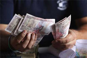 बनावट नोटांचा तस्कर बिल्डरचा अंगरक्षक