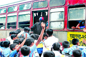 शहर बसमध्ये विद्यार्थ्यांची कोंबाकोंबी
