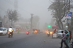 सोलापुरात वादळी पाऊस; शाळेचे पत्रे उडाल्याने २० विद्यार्थी जखमी सोलापुरात वादळी पाऊस; शाळेचे पत्रे उडाल्याने २० विद्यार्थी जखमी