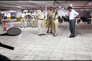 माथाडी नेत्यावर कल्याणीनगर येथे गोळीबार माथाडी नेत्यावर कल्याणीनगर येथे गोळीबार