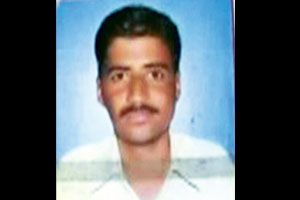 गारपीटग्रस्ताने रॉकेल ओतून जाळून घेतले गारपीटग्रस्ताने रॉकेल ओतून जाळून घेतले