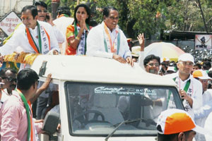 यूपीएने न मागता ४ हजार कोटी दिले- खा. सुळे यूपीएने न मागता ४ हजार कोटी दिले- खा. सुळे