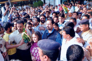 कलमाडी समर्थकांकडून जल्लोषपूर्ण स्वागत
