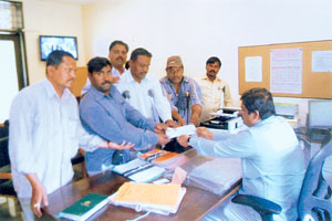 गारपीटग्रस्त शेतक ऱ्यांना अपंगांकडून सहाय्य