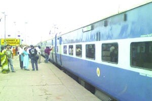 निवडणूक कामांमुळे लांब पल्ल्याच्या गाडय़ांना धोका!