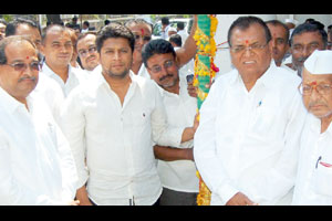 कारखान्याला पुन्हा वैभव दाखवू- विखे कारखान्याला पुन्हा वैभव दाखवू- विखे