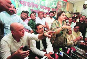 किरण खेर यांच्यावर अंडीफेक