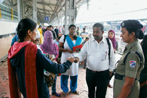 अवैधरीत्या लोहमार्ग ओलांडणाऱ्यांवर रेल्वेची कारवाई अवैधरीत्या लोहमार्ग ओलांडणाऱ्यांवर रेल्वेची कारवाई