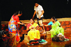 ‘चिंधीबाजार’ने रसिक हेलावले! ‘चिंधीबाजार’ने रसिक हेलावले!