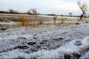 गारपिटीनंतर आता पावसाळ्यात अपुऱ्या पावसाची धास्ती? – सध्याची गारपीट हे त्याचेच निदर्शक गारपिटीनंतर आता पावसाळ्यात अपुऱ्या पावसाची धास्ती? – सध्याची गारपीट हे त्याचेच निदर्शक