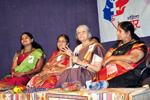 परिवर्तनाची कास धरून स्त्रियांनी वाटचाल करावी परिवर्तनाची कास धरून स्त्रियांनी वाटचाल करावी