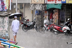 अवकाळी पाऊस व गारपिटीमुळे सोलापूर जिल्ह्य़ातील शेतकरी ‘गार’