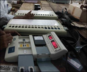 निवडणूक आयोगाकडून मतदान यंत्रांबाबत संभ्रम निवडणूक आयोगाकडून मतदान यंत्रांबाबत संभ्रम