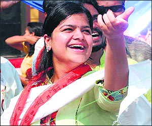 प्रिया दत्तविरोधात भाजपकडून पूनम महाजन प्रिया दत्तविरोधात भाजपकडून पूनम महाजन