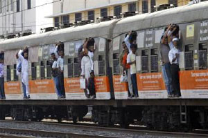 तांत्रिक बिघाडामुळे मध्यरेल्वेची वाहतूक विस्कळीत तांत्रिक बिघाडामुळे मध्यरेल्वेची वाहतूक विस्कळीत