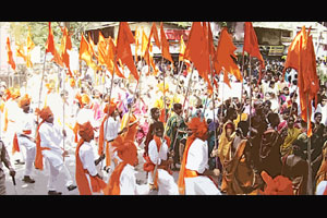 टेकडीच्या उरावर अनधिकृत चाळींचे पेव