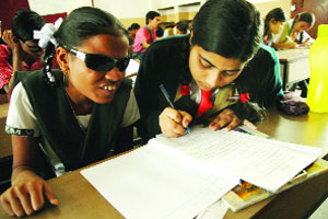 दहावीच्या परीक्षेत पहिल्याच दिवशी सावळागोंधळ