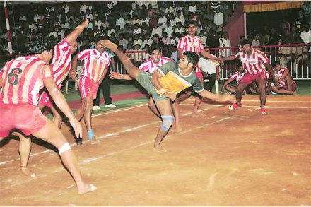 भारत पेट्रोलियम, एअर इंडिया अंतिम फेरीत भारत पेट्रोलियम, एअर इंडिया अंतिम फेरीत