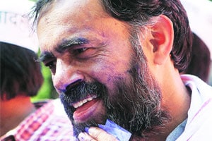 ‘आप’ल्याच कार्यकर्त्यांकडून योगेंद्र यादव यांच्यावर शाईफेक