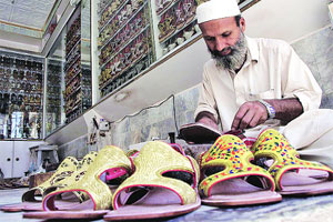 पेशावरी पायताणावरून ऑनलाइन लढाई! पेशावरी पायताणावरून ऑनलाइन लढाई!