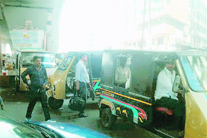 बेशिस्त रिक्षाचालकांमुळे वाहतूक कोंडी