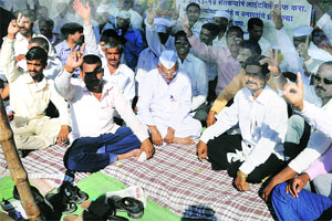 नुकसानग्रस्तांच्या मदतीसाठी शेतकरी संघटनांचे आंदोलन नुकसानग्रस्तांच्या मदतीसाठी शेतकरी संघटनांचे आंदोलन