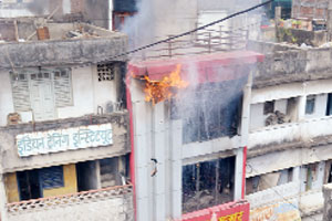 सीताबर्डीत कापडाच्या दुकानाला आग सीताबर्डीत कापडाच्या दुकानाला आग