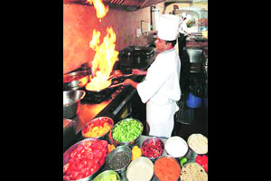 आदिवासींना ‘आचारी’ बनविण्यासाठी दोन कोटींचा खुर्दा आदिवासींना ‘आचारी’ बनविण्यासाठी दोन कोटींचा खुर्दा
