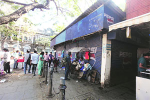 सर्वात जुन्या‘झुणका-भाकर’ केंद्रास टाळे!