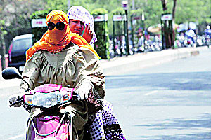सोलापूरचा पारा ४३ च्या घरात; उष्म्याच्या तडाख्याने दोघांचा मृत्यू सोलापूरचा पारा ४३ च्या घरात; उष्म्याच्या तडाख्याने दोघांचा मृत्यू