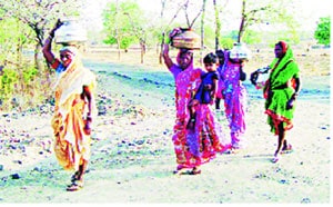 रणरणते ऊन अन् पाण्यासाठी भटकंती रणरणते ऊन अन् पाण्यासाठी भटकंती