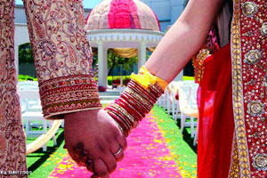 मध्यंतर : लग्ना अजुनि लहान..