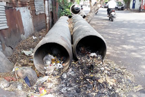 कालवा रस्त्यावरील वाहतुकीत महापालिकेच्या पाईपचा अडथळा