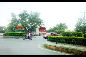 ओंकारेश्वर मंदिराजवळील वाहतूक बेटामुळे अपघातांची भीती – उंची कमी करण्याची मागणी