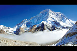 त्यांच्या जिद्दीने बांधले पुन्हा ‘मकालू’वर दोर त्यांच्या जिद्दीने बांधले पुन्हा ‘मकालू’वर दोर