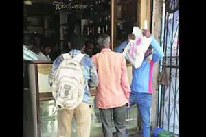 दारूच्या दुकानासमोर तळीरामांच्या सकाळपासून रांगा