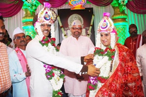 तिच्या विवाहासाठी कार्यकर्ते झाले करवले!
